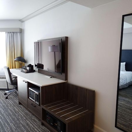 Best Western Premier Denver East Стая снимка
