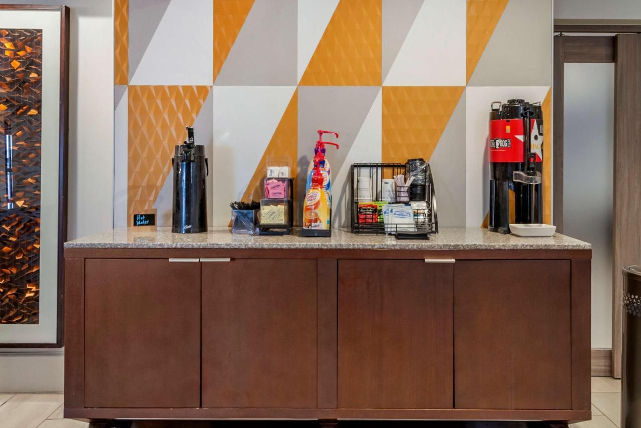 Best Western Premier Denver East Екстериор снимка