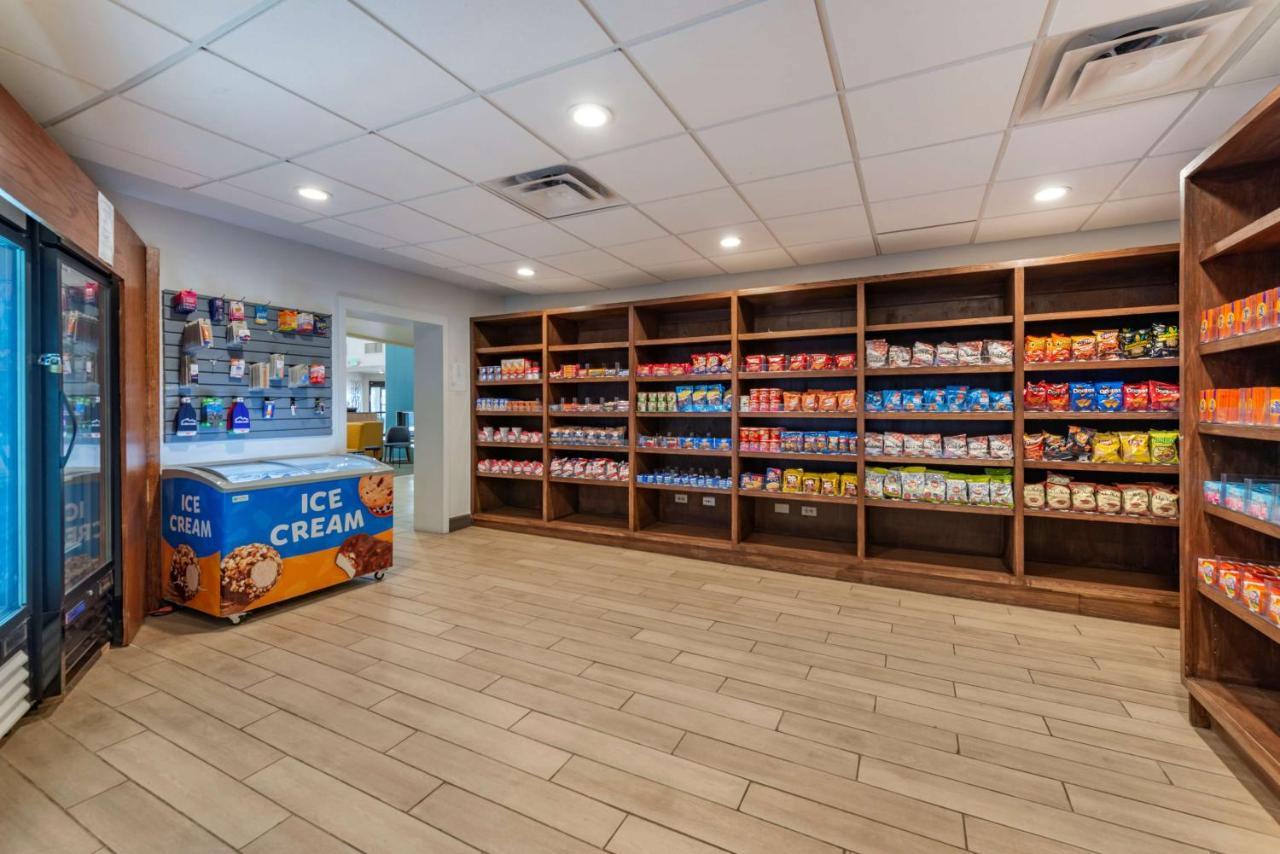 Best Western Premier Denver East Екстериор снимка