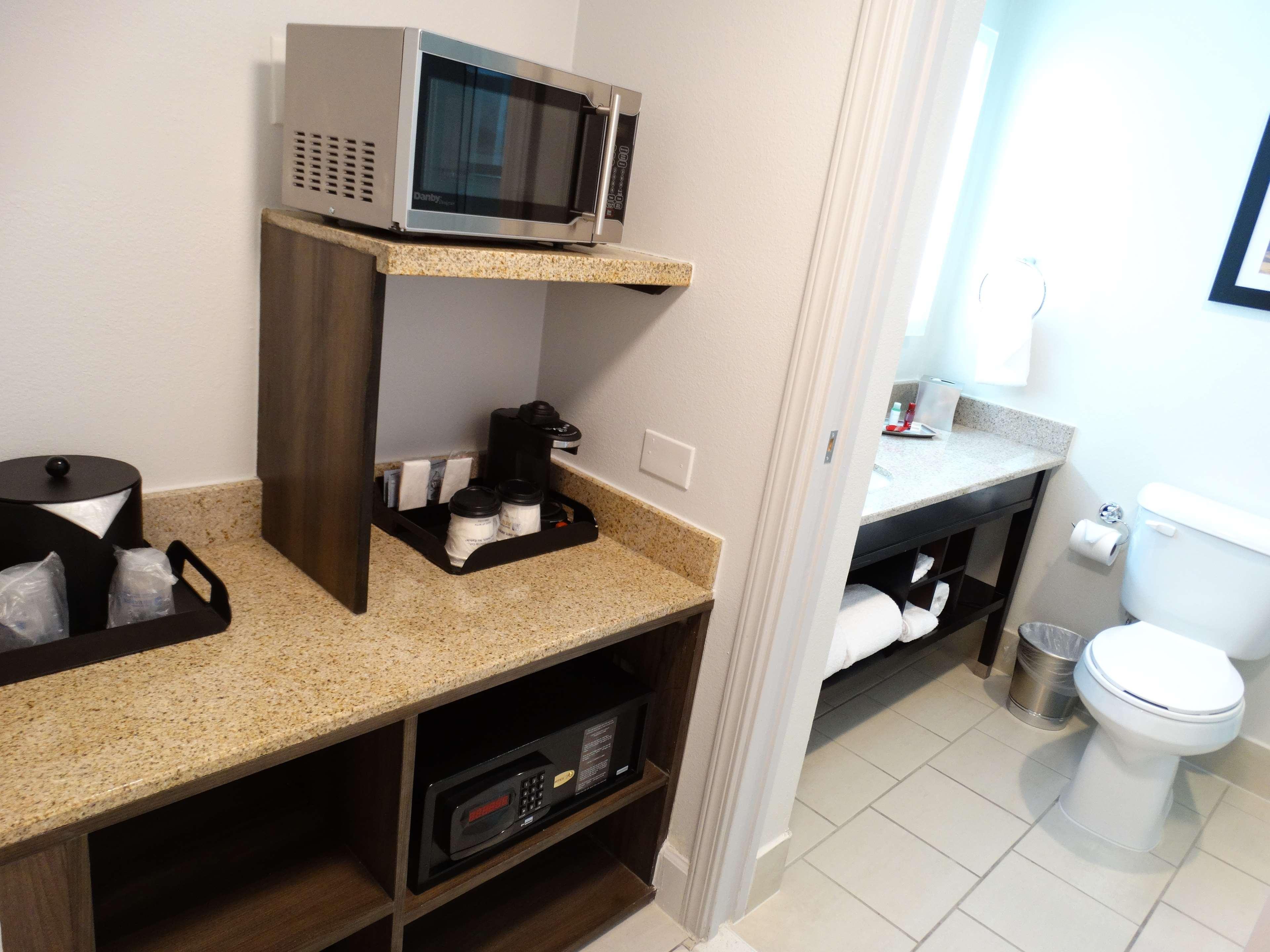 Best Western Premier Denver East Стая снимка