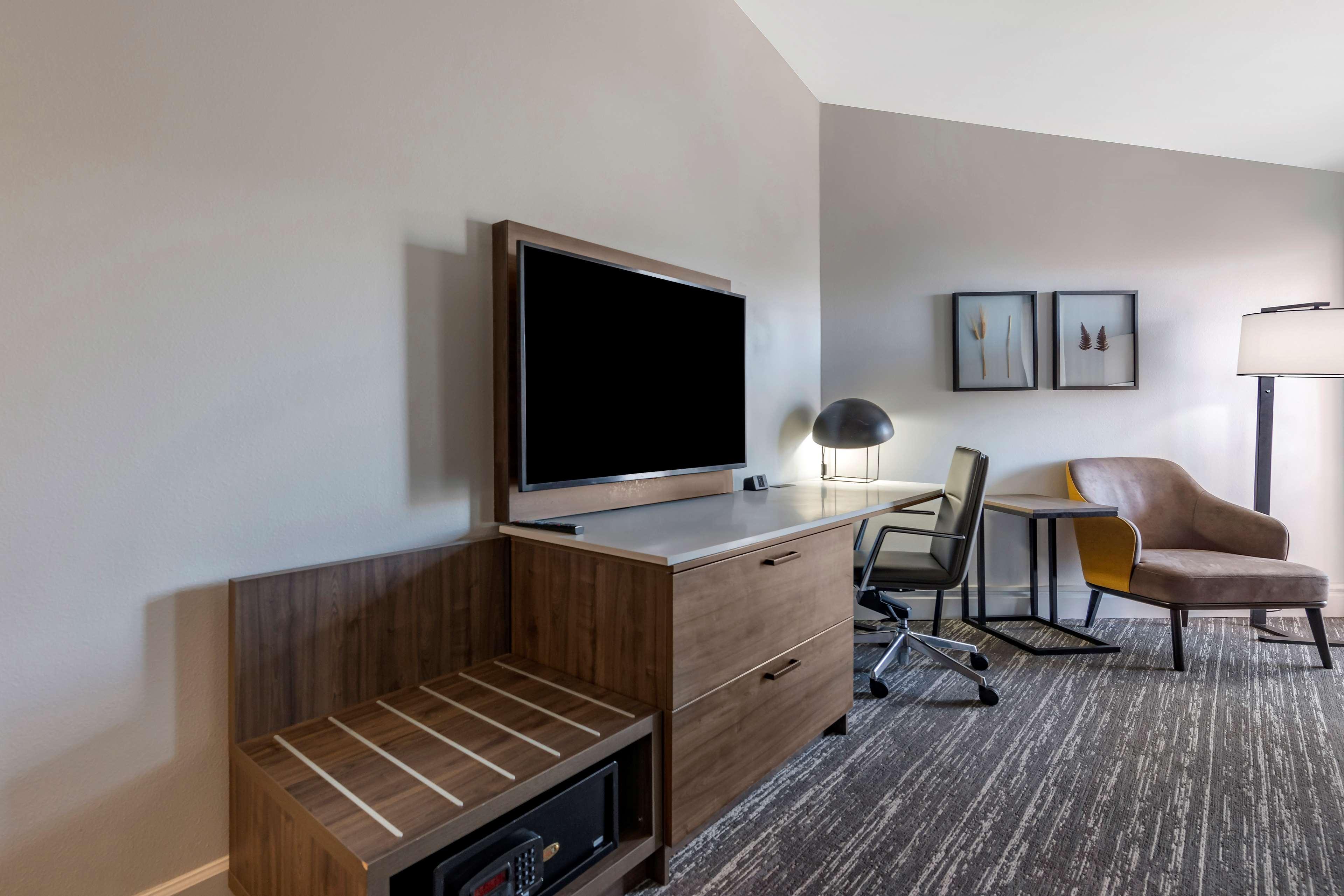 Best Western Premier Denver East Екстериор снимка