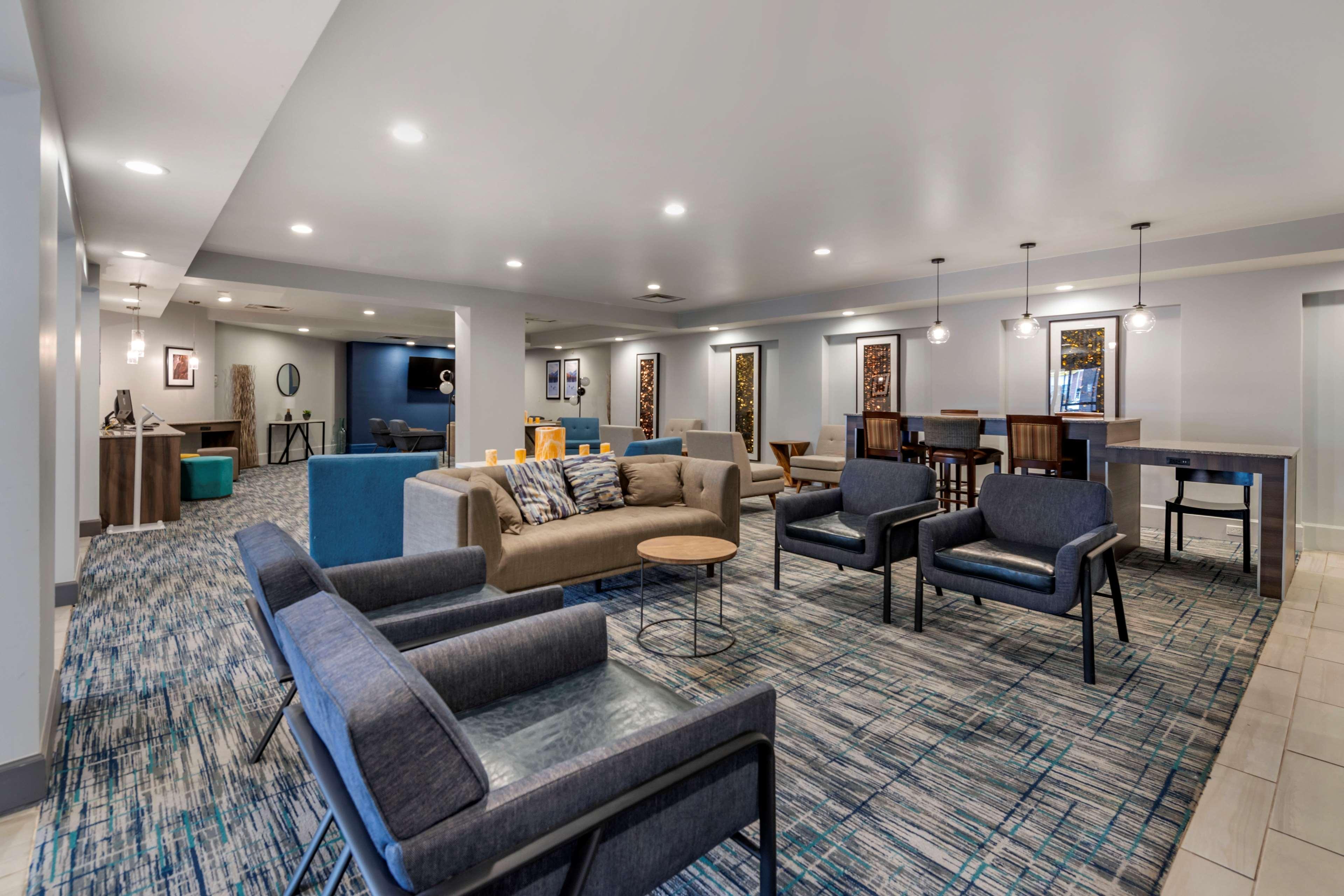 Best Western Premier Denver East Екстериор снимка