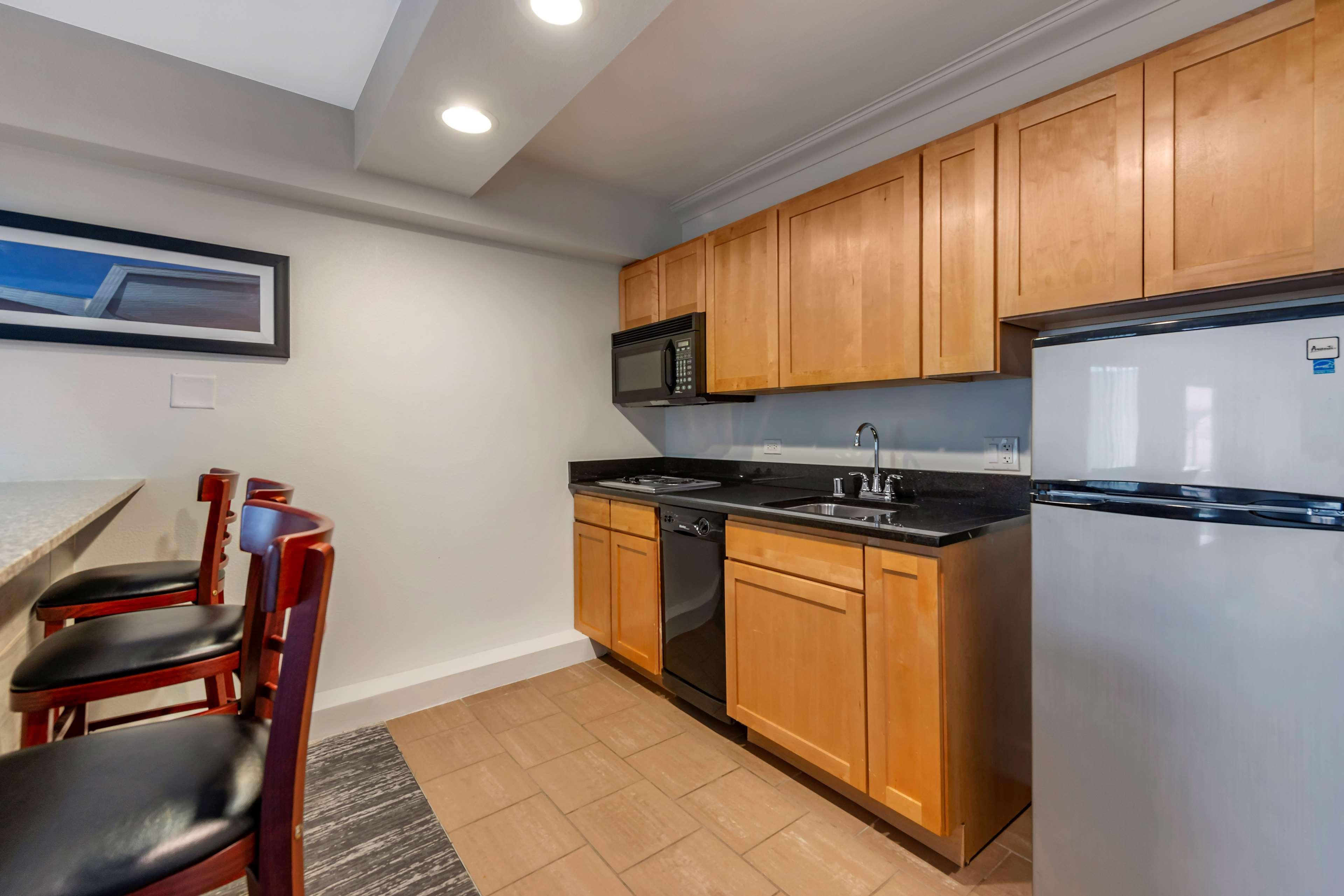 Best Western Premier Denver East Екстериор снимка