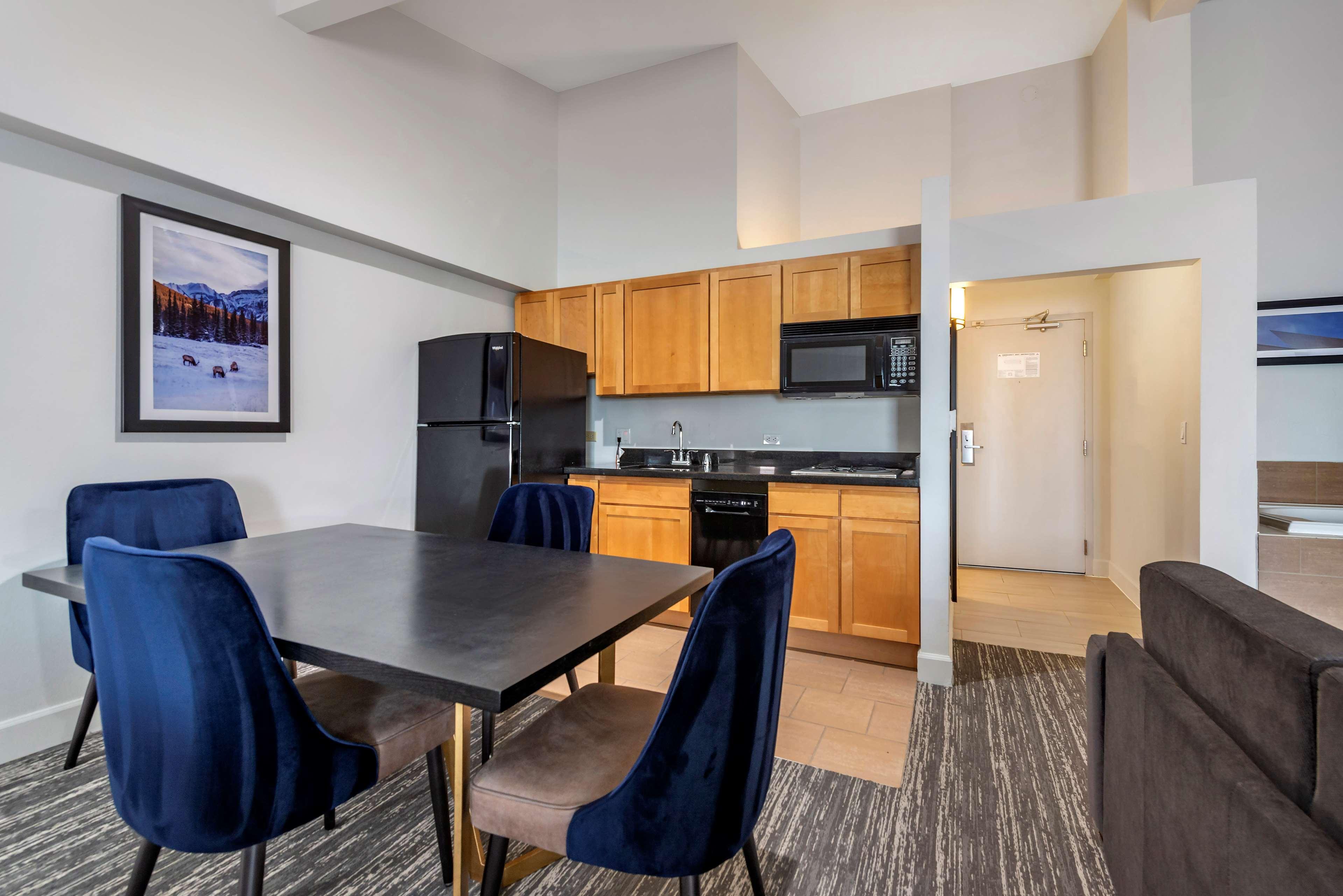 Best Western Premier Denver East Екстериор снимка