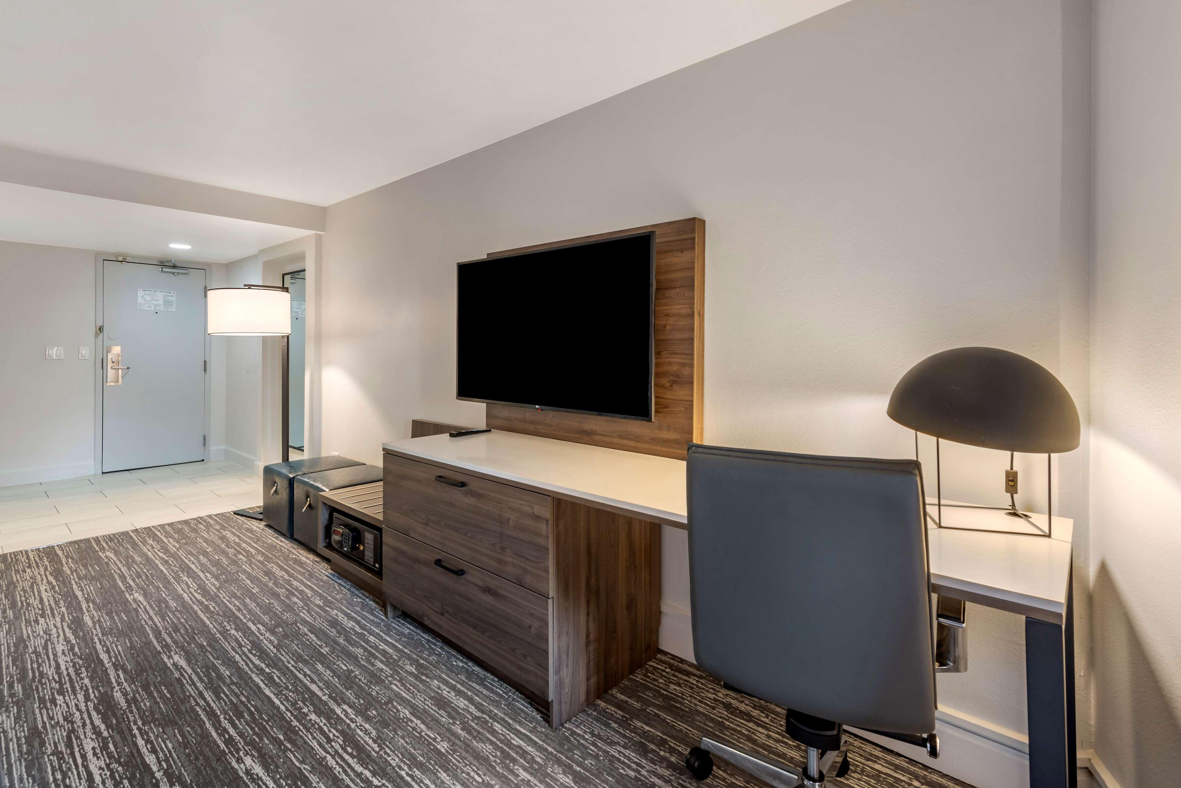 Best Western Premier Denver East Екстериор снимка