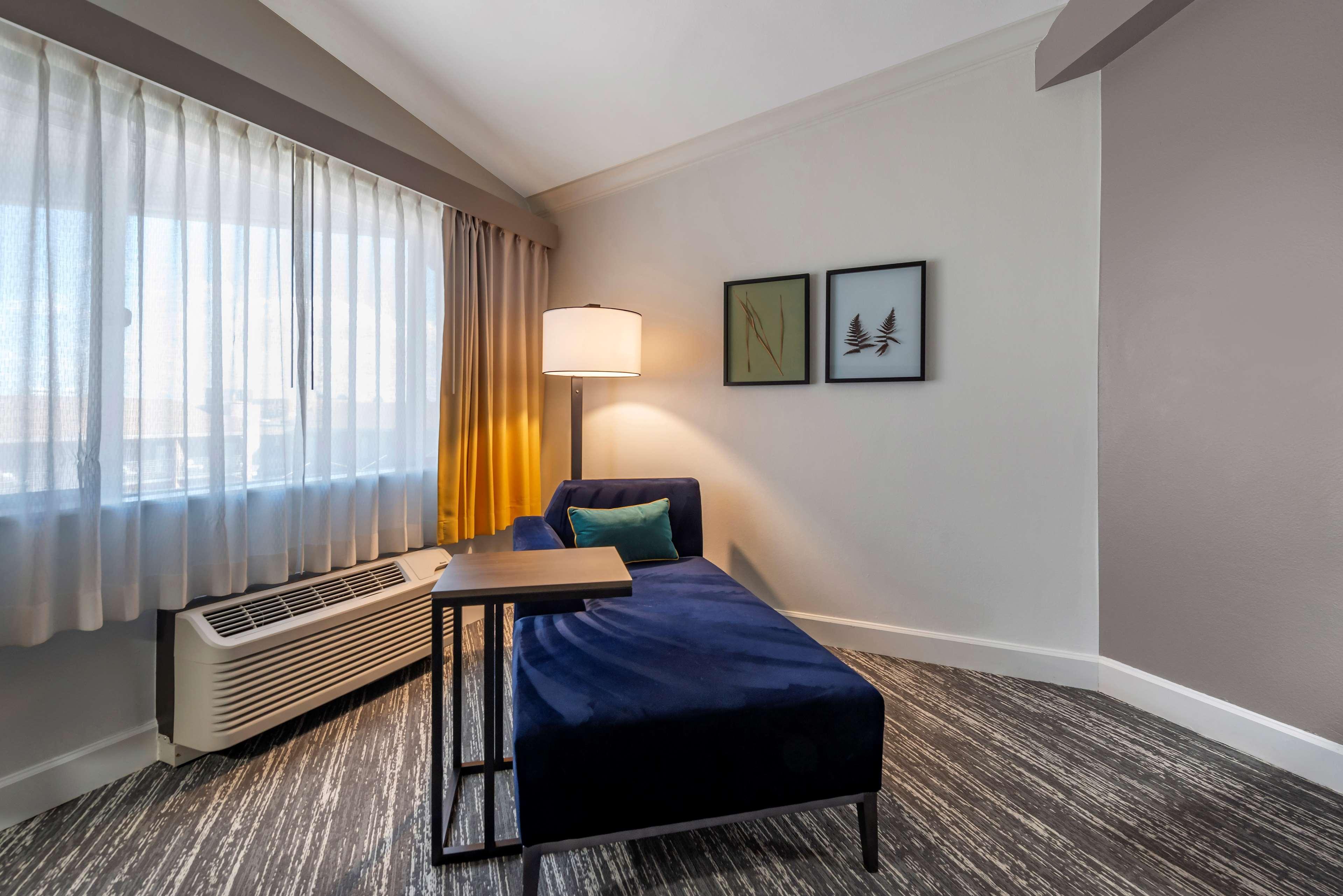 Best Western Premier Denver East Екстериор снимка