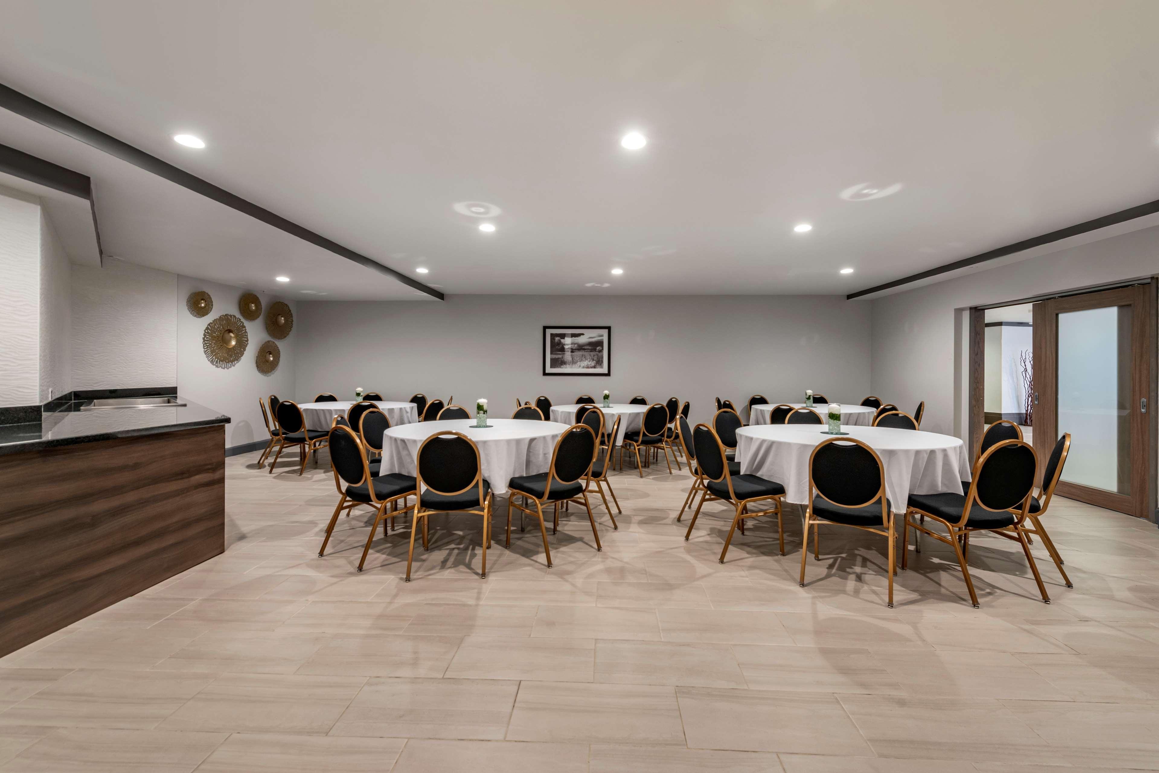 Best Western Premier Denver East Екстериор снимка