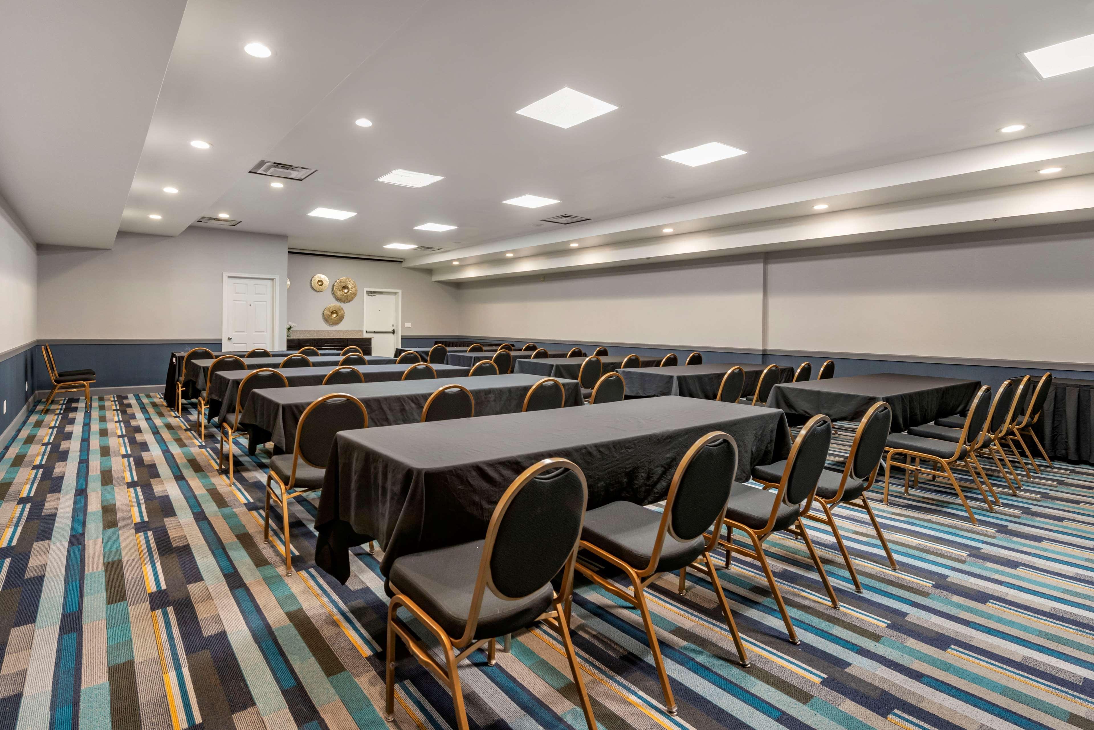 Best Western Premier Denver East Екстериор снимка