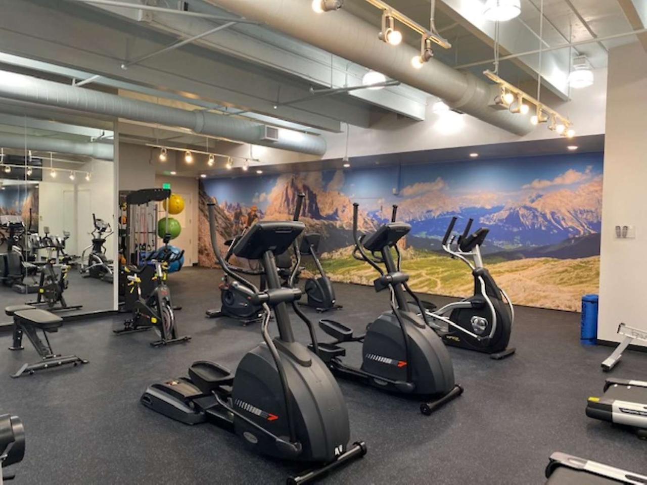 Best Western Premier Denver East Екстериор снимка
