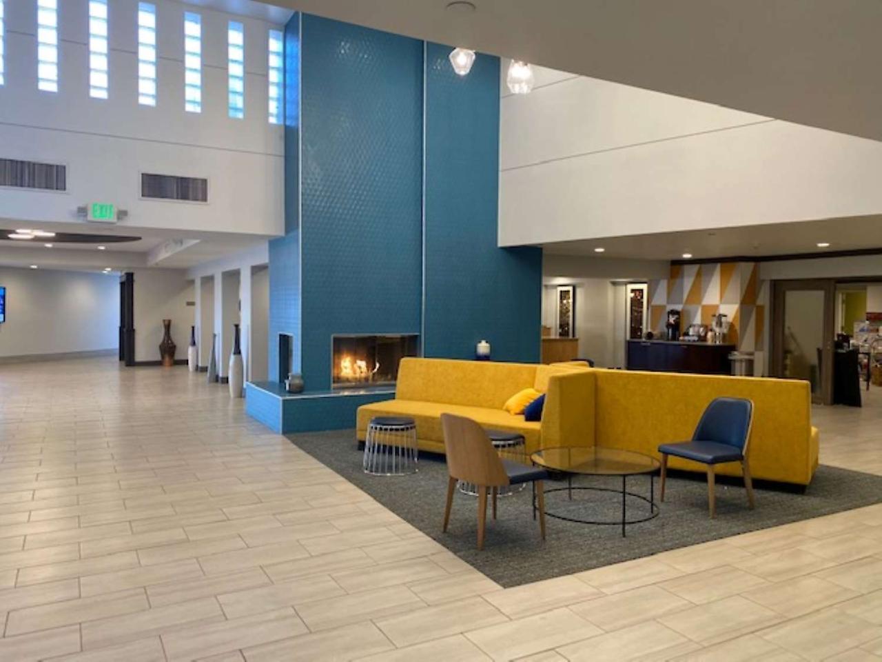 Best Western Premier Denver East Екстериор снимка