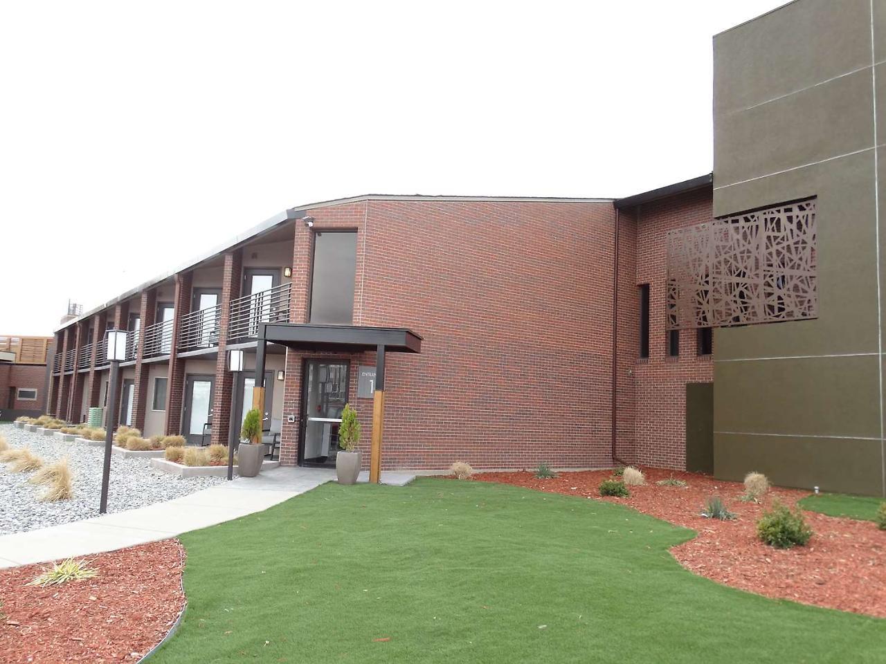 Best Western Premier Denver East Екстериор снимка